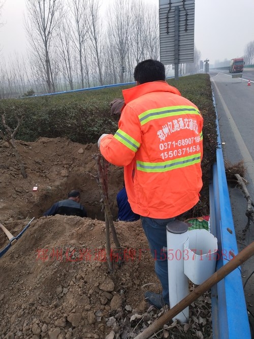 济宁济宁高速公路标志牌基础施工案例